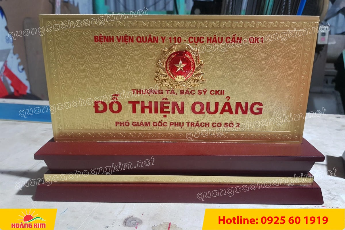 bien chuc danh quan doi mat dong 2mm kt15x30cm de go co ma vang 24k gan logo noi 33 - BIỂN CHỨC DANH QU&Acirc;N ĐỘI, BẢNG T&Ecirc;N ĐỂ B&Agrave;N CỰC ĐẸP
