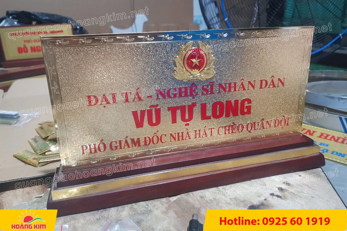 bien chuc danh quan doi mat dong 2mm kt15x30cm de go co ma vang 24k gan logo noi 36 - BIỂN CHỨC DANH QU&Acirc;N ĐỘI, BẢNG T&Ecirc;N ĐỂ B&Agrave;N CỰC ĐẸP