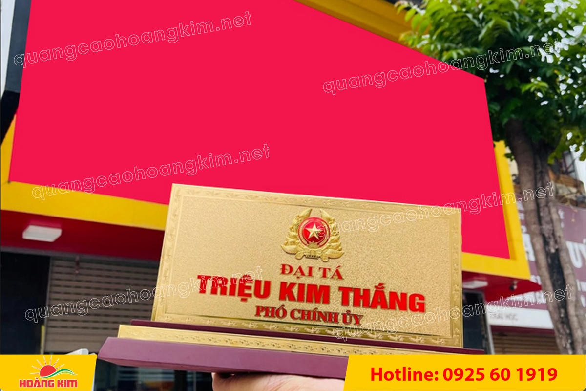 bien chuc danh quan doi mat dong 2mm kt15x30cm de go co ma vang 24k gan logo noi 37 - BIỂN CHỨC DANH QU&Acirc;N ĐỘI, BẢNG T&Ecirc;N ĐỂ B&Agrave;N CỰC ĐẸP