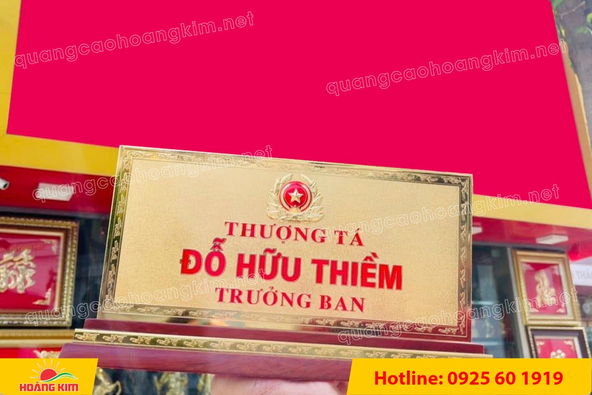 bien chuc danh quan doi mat dong 2mm kt15x30cm de go co ma vang 24k gan logo noi 42 - BIỂN CHỨC DANH QU&Acirc;N ĐỘI, BẢNG T&Ecirc;N ĐỂ B&Agrave;N CỰC ĐẸP