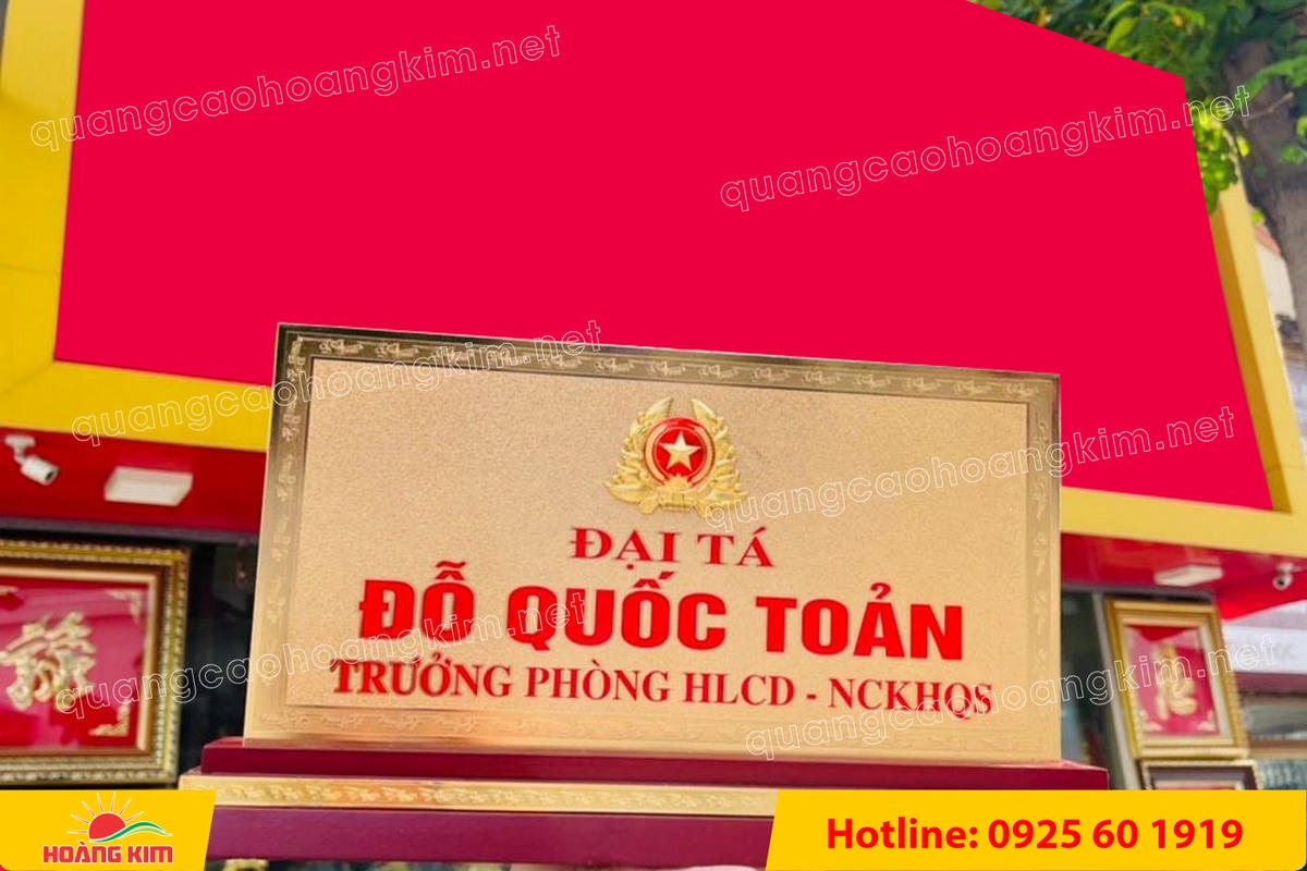 bien chuc danh quan doi mat dong 2mm kt15x30cm de go co ma vang 24k gan logo noi 43 - BIỂN CHỨC DANH QU&Acirc;N ĐỘI, BẢNG T&Ecirc;N ĐỂ B&Agrave;N CỰC ĐẸP