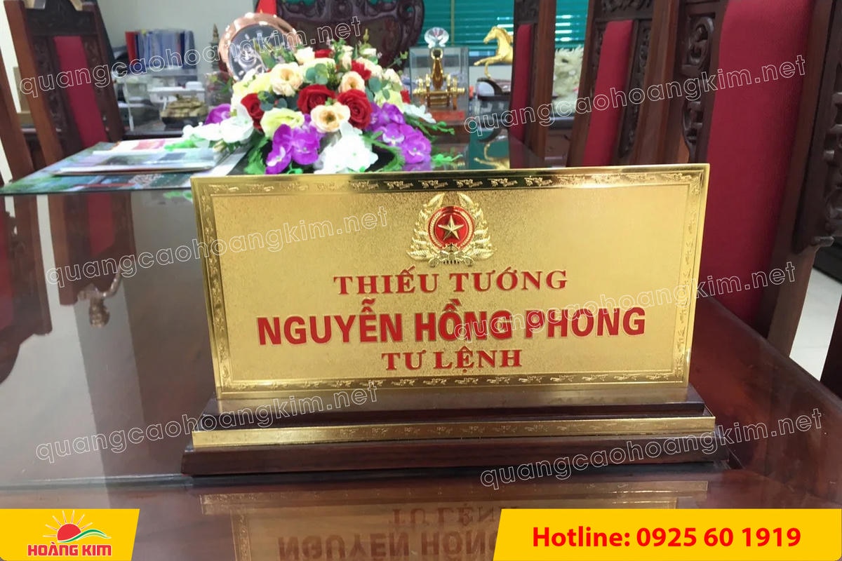 bien chuc danh quan doi mat dong 2mm kt15x30cm de go co ma vang 24k gan logo noi 44 - BIỂN CHỨC DANH QU&Acirc;N ĐỘI, BẢNG T&Ecirc;N ĐỂ B&Agrave;N CỰC ĐẸP
