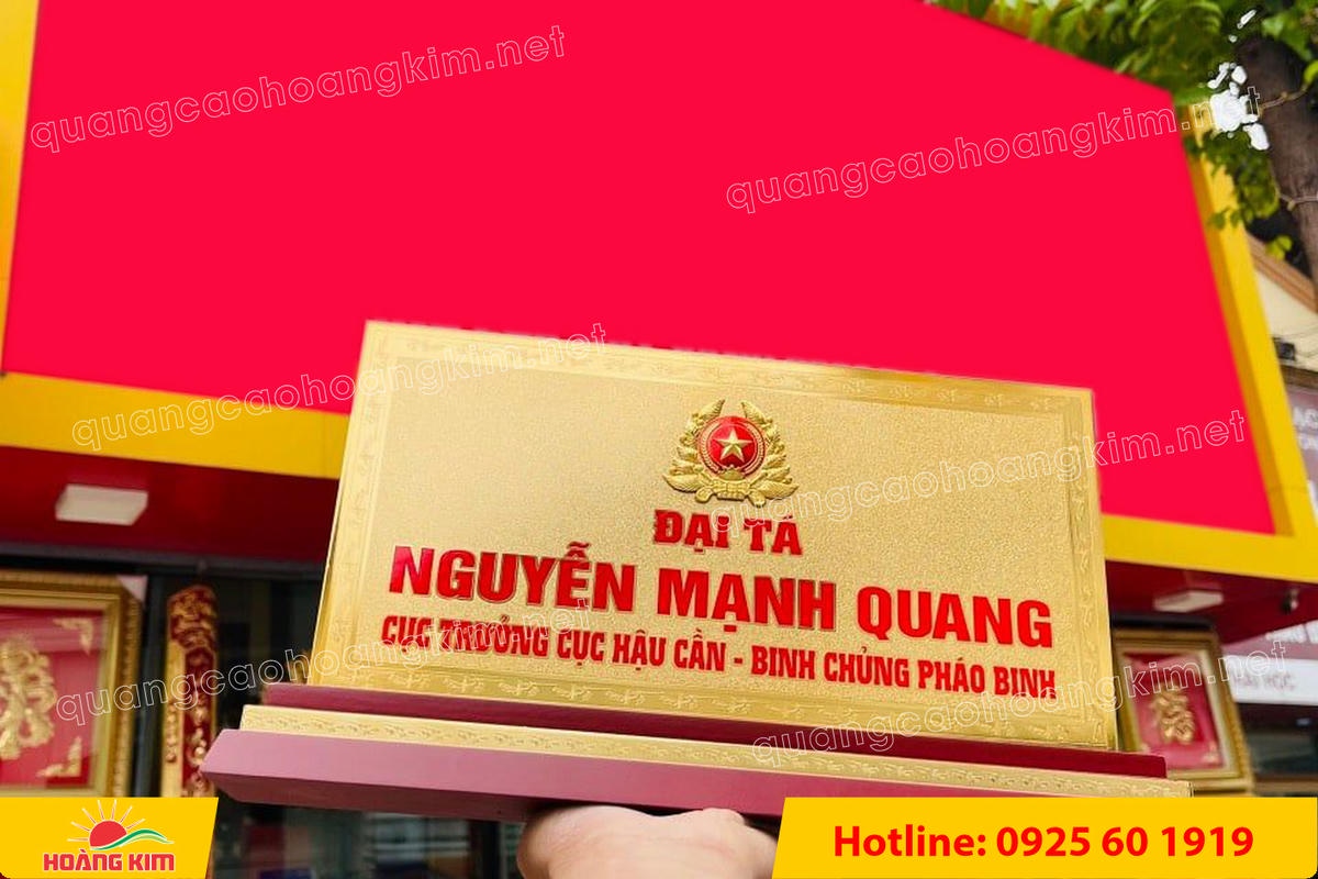 bien chuc danh quan doi mat dong 2mm kt15x30cm de go co ma vang 24k gan logo noi 45 - BIỂN CHỨC DANH QU&Acirc;N ĐỘI, BẢNG T&Ecirc;N ĐỂ B&Agrave;N CỰC ĐẸP