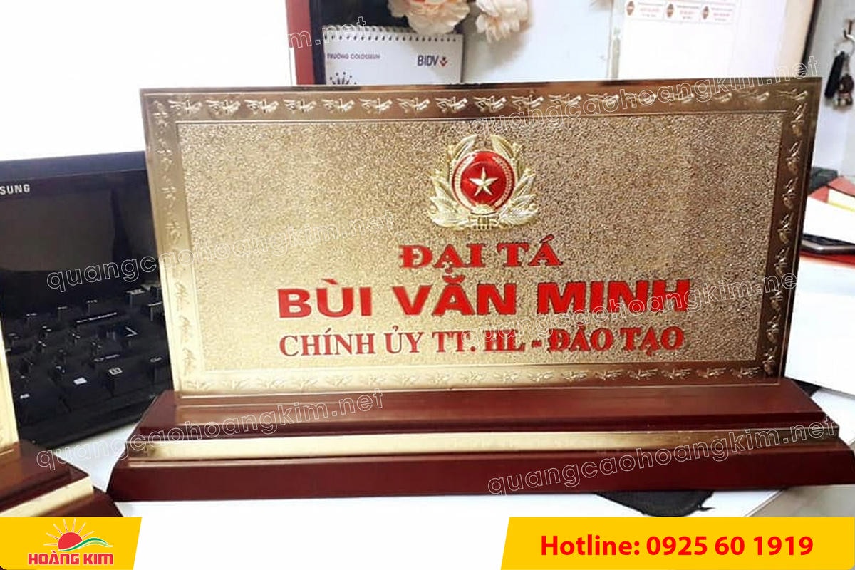 bien chuc danh quan doi mat dong 2mm kt15x30cm de go co ma vang 24k gan logo noi 5 - BIỂN CHỨC DANH QU&Acirc;N ĐỘI, BẢNG T&Ecirc;N ĐỂ B&Agrave;N CỰC ĐẸP