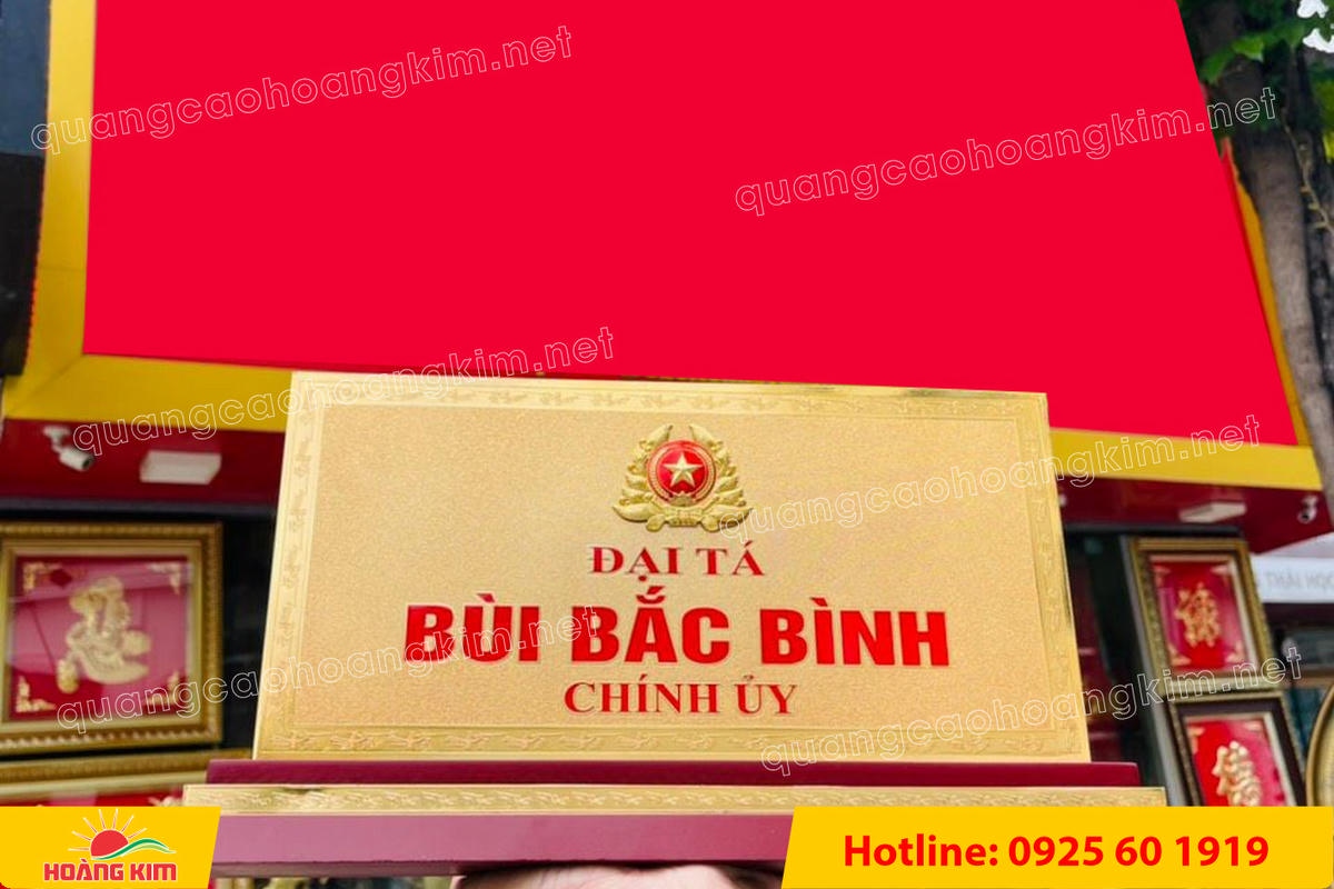 bien chuc danh quan doi mat dong 2mm kt15x30cm de go co ma vang 24k gan logo noi 51 - BIỂN CHỨC DANH QU&Acirc;N ĐỘI, BẢNG T&Ecirc;N ĐỂ B&Agrave;N CỰC ĐẸP