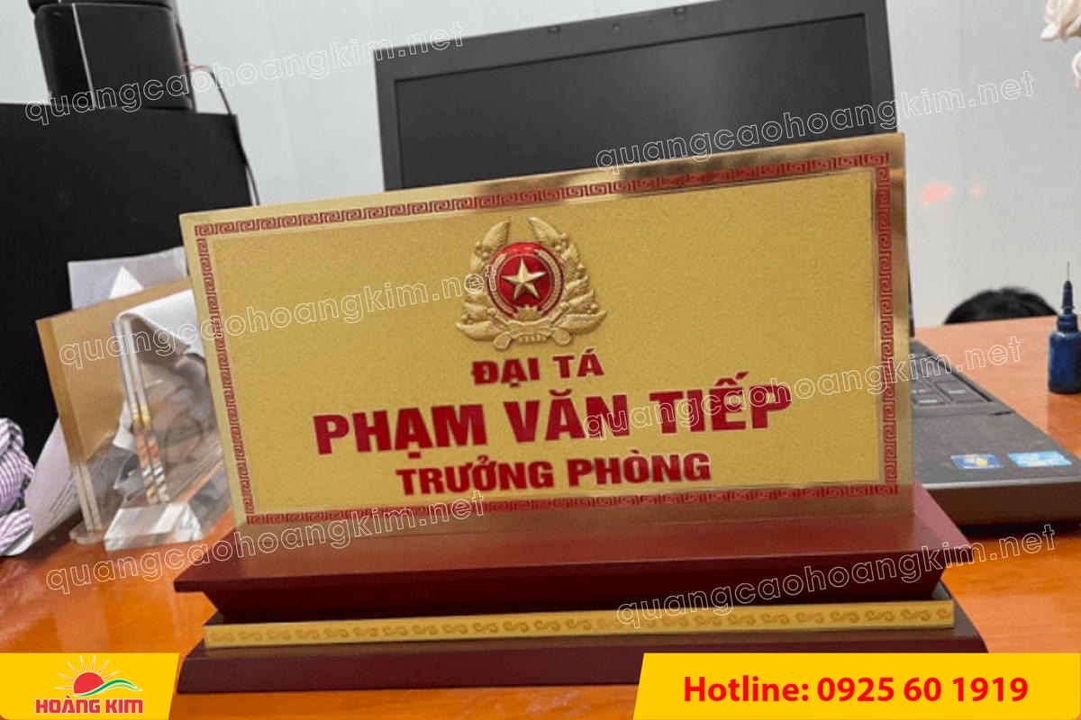 bien chuc danh quan doi mat dong 2mm kt15x30cm de go co ma vang 24k gan logo noi 53 - BIỂN CHỨC DANH QU&Acirc;N ĐỘI, BẢNG T&Ecirc;N ĐỂ B&Agrave;N CỰC ĐẸP