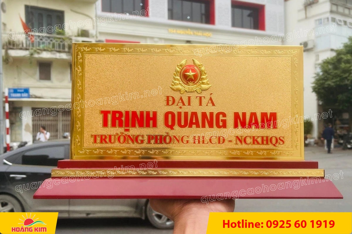 bien chuc danh quan doi mat dong 2mm kt15x30cm de go co ma vang 24k gan logo noi 54 - BIỂN CHỨC DANH QU&Acirc;N ĐỘI, BẢNG T&Ecirc;N ĐỂ B&Agrave;N CỰC ĐẸP