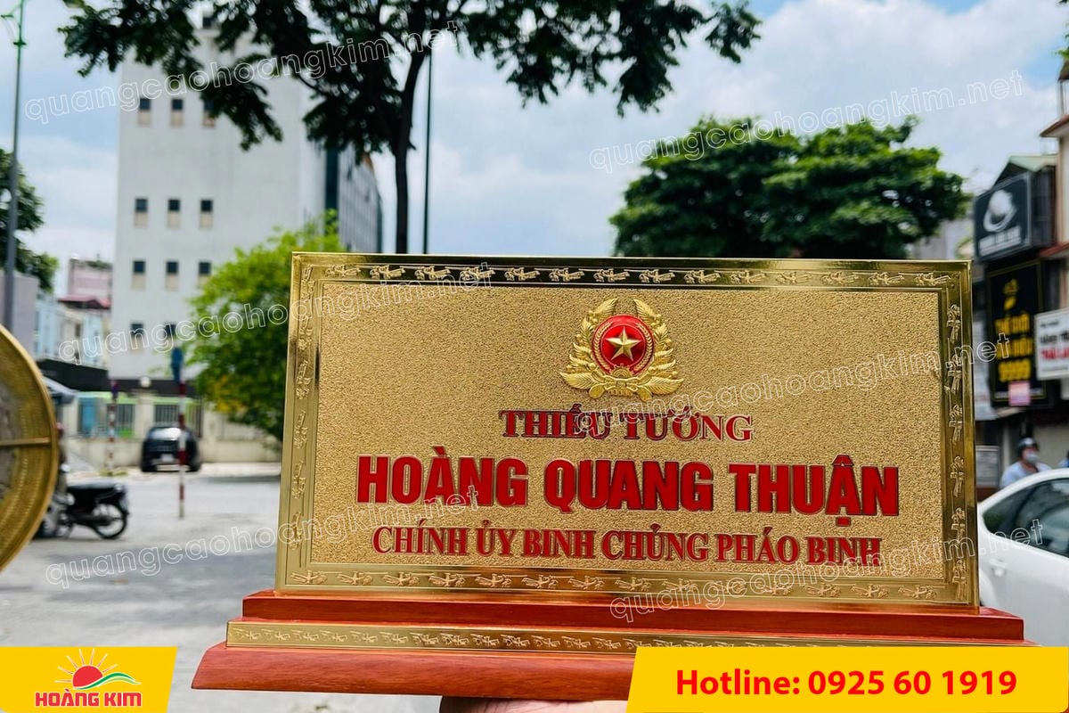 bien chuc danh quan doi mat dong 2mm kt15x30cm de go co ma vang 24k gan logo noi 57 - BIỂN CHỨC DANH QU&Acirc;N ĐỘI, BẢNG T&Ecirc;N ĐỂ B&Agrave;N CỰC ĐẸP
