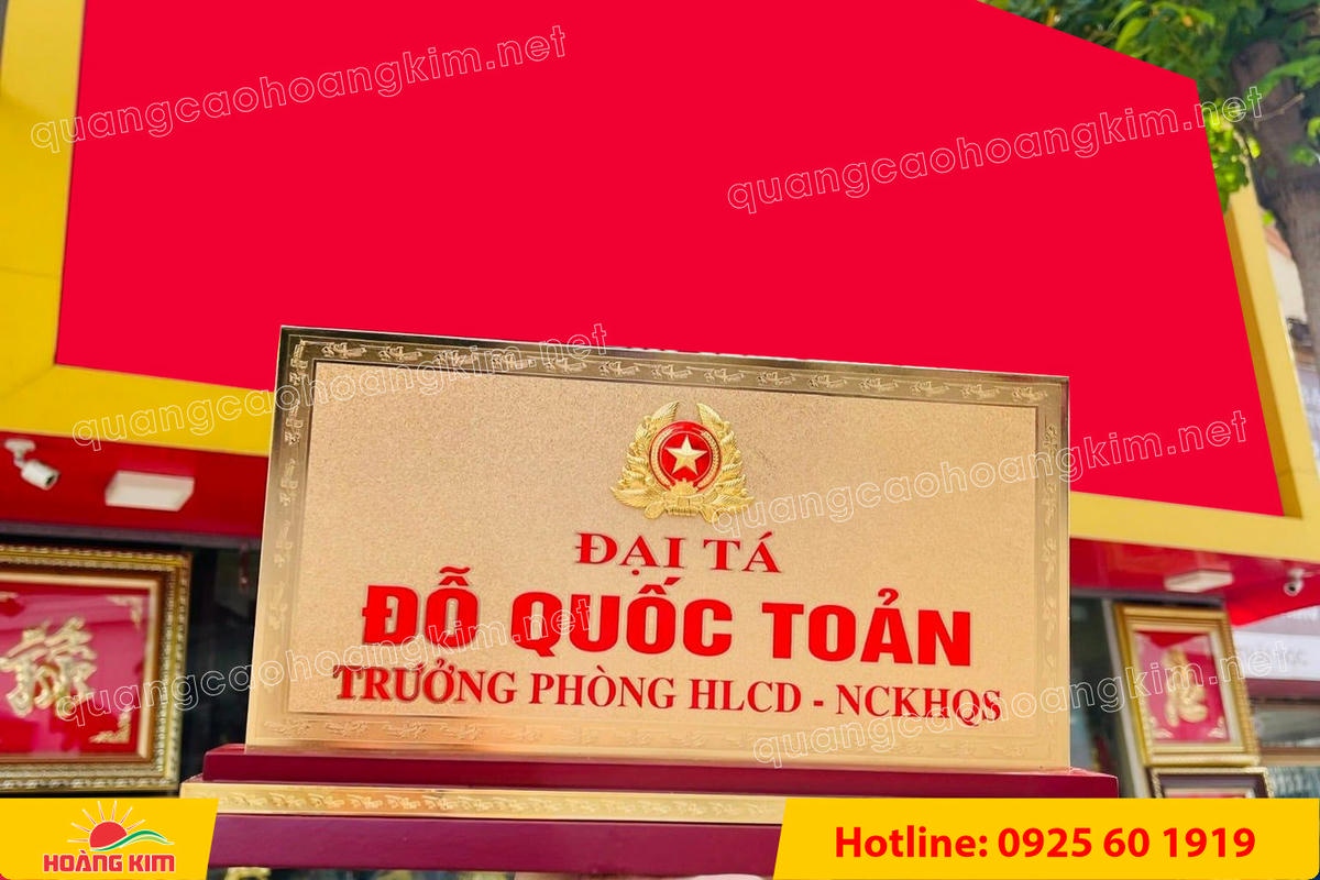 bien chuc danh quan doi mat dong 2mm kt15x30cm de go co ma vang 24k gan logo noi 58 - BIỂN CHỨC DANH QU&Acirc;N ĐỘI, BẢNG T&Ecirc;N ĐỂ B&Agrave;N CỰC ĐẸP