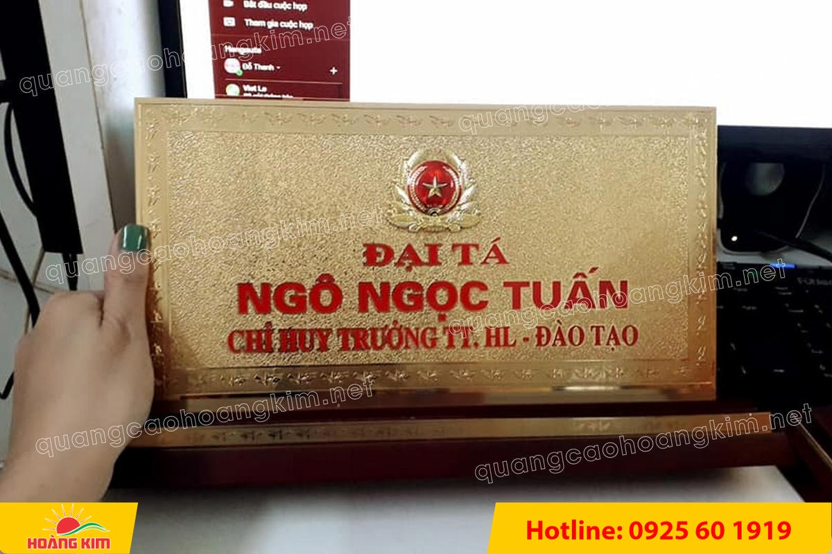 bien chuc danh quan doi mat dong 2mm kt15x30cm de go co ma vang 24k gan logo noi 6 - BIỂN CHỨC DANH QU&Acirc;N ĐỘI, BẢNG T&Ecirc;N ĐỂ B&Agrave;N CỰC ĐẸP