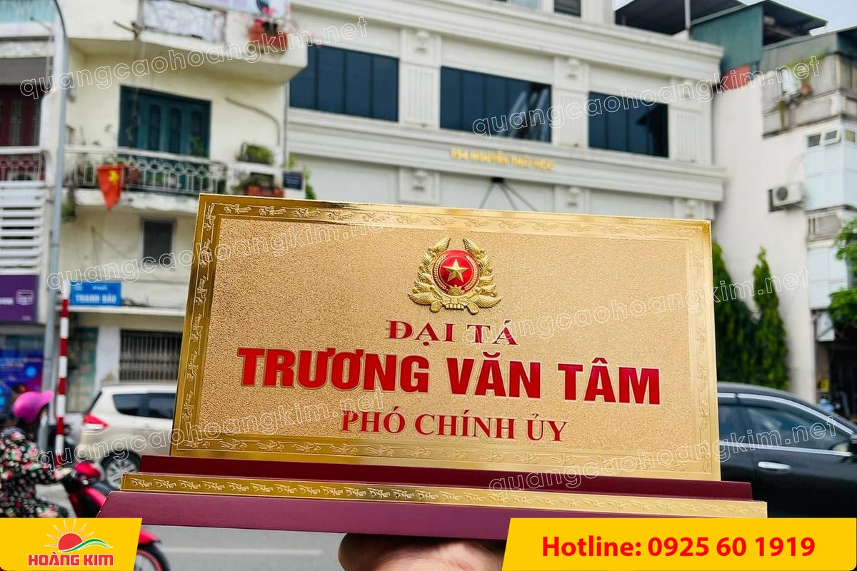 bien chuc danh quan doi mat dong 2mm kt15x30cm de go co ma vang 24k gan logo noi 60 - BIỂN CHỨC DANH QU&Acirc;N ĐỘI, BẢNG T&Ecirc;N ĐỂ B&Agrave;N CỰC ĐẸP
