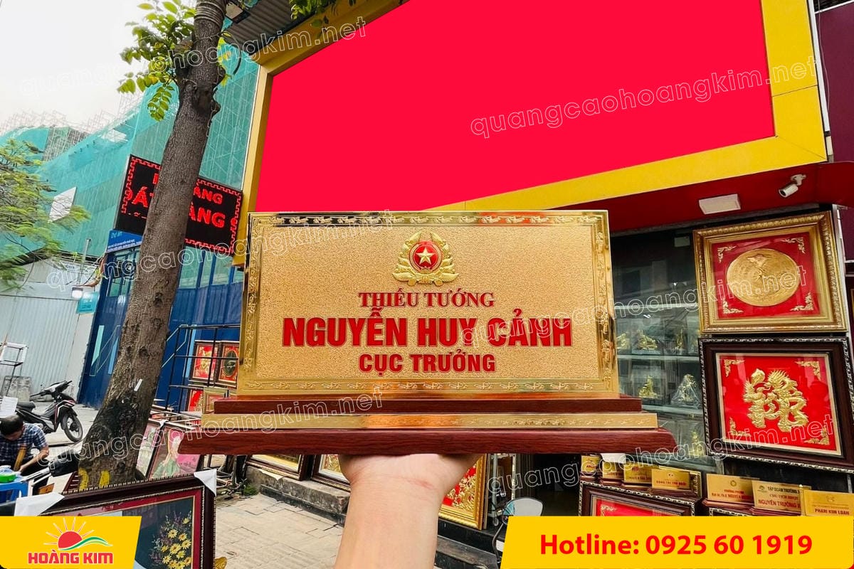 bien chuc danh quan doi mat dong 2mm kt15x30cm de go co ma vang 24k gan logo noi 63 - BIỂN CHỨC DANH QU&Acirc;N ĐỘI, BẢNG T&Ecirc;N ĐỂ B&Agrave;N CỰC ĐẸP