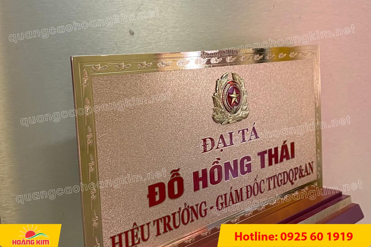 bien chuc danh quan doi mat dong 2mm kt15x30cm de go co ma vang 24k gan logo noi 64 - BIỂN CHỨC DANH QU&Acirc;N ĐỘI, BẢNG T&Ecirc;N ĐỂ B&Agrave;N CỰC ĐẸP