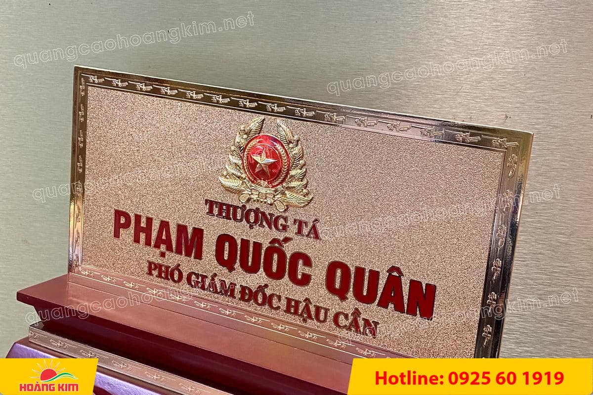 bien chuc danh quan doi mat dong 2mm kt15x30cm de go co ma vang 24k gan logo noi 65 - BIỂN CHỨC DANH QU&Acirc;N ĐỘI, BẢNG T&Ecirc;N ĐỂ B&Agrave;N CỰC ĐẸP