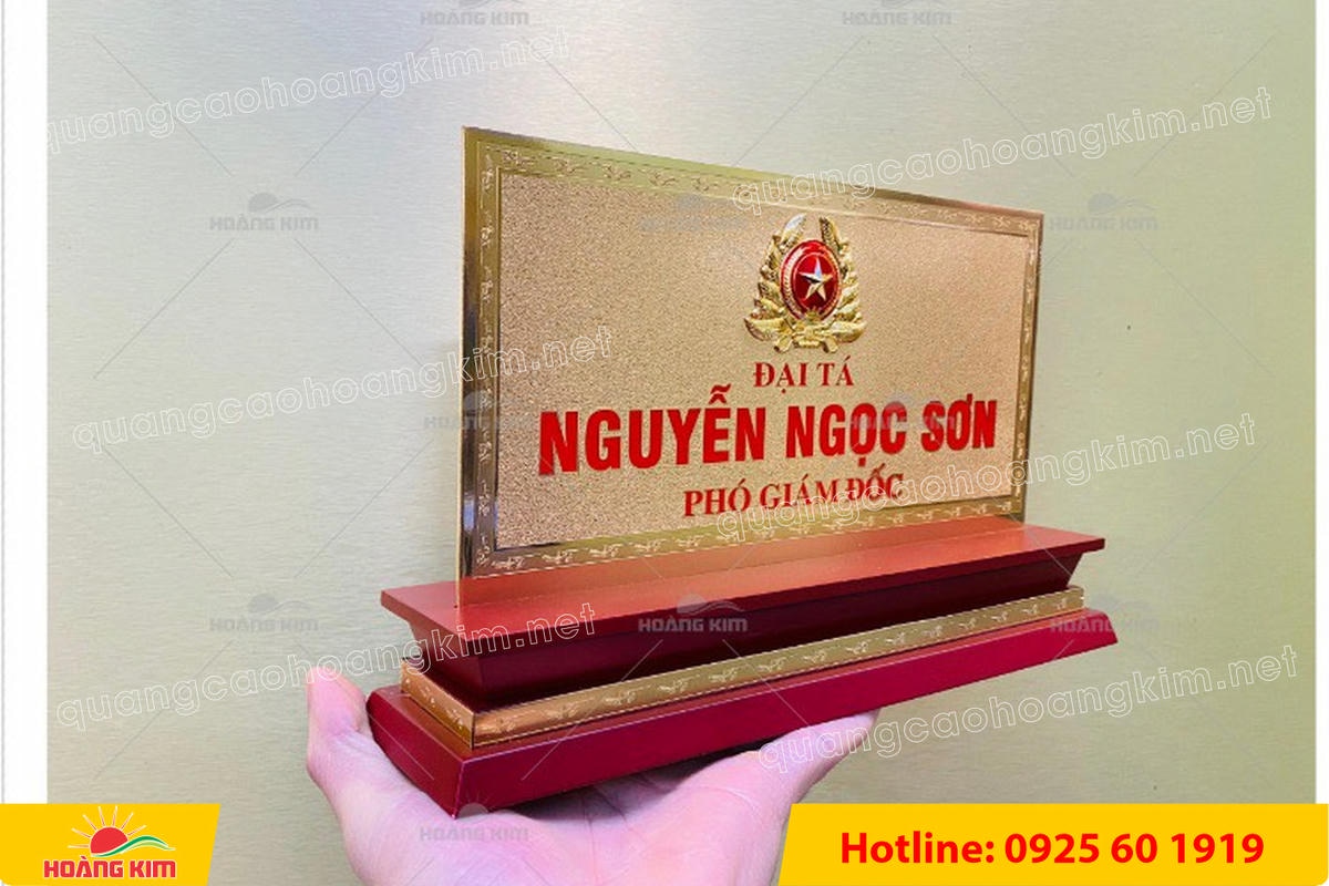 bien chuc danh quan doi mat dong 2mm kt15x30cm de go co ma vang 24k gan logo noi 66 - BIỂN CHỨC DANH QU&Acirc;N ĐỘI, BẢNG T&Ecirc;N ĐỂ B&Agrave;N CỰC ĐẸP