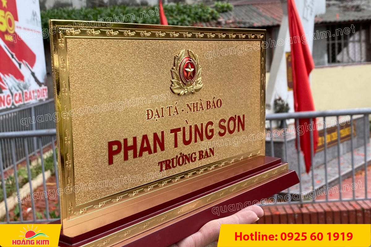 bien chuc danh quan doi mat dong 2mm kt15x30cm de go co ma vang 24k gan logo noi 67 - BIỂN CHỨC DANH QU&Acirc;N ĐỘI, BẢNG T&Ecirc;N ĐỂ B&Agrave;N CỰC ĐẸP