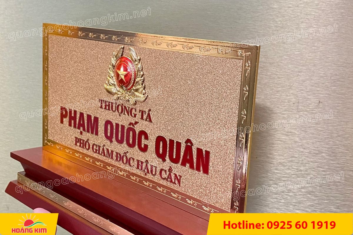 bien chuc danh quan doi mat dong 2mm kt15x30cm de go co ma vang 24k gan logo noi 69 - BIỂN CHỨC DANH QU&Acirc;N ĐỘI, BẢNG T&Ecirc;N ĐỂ B&Agrave;N CỰC ĐẸP