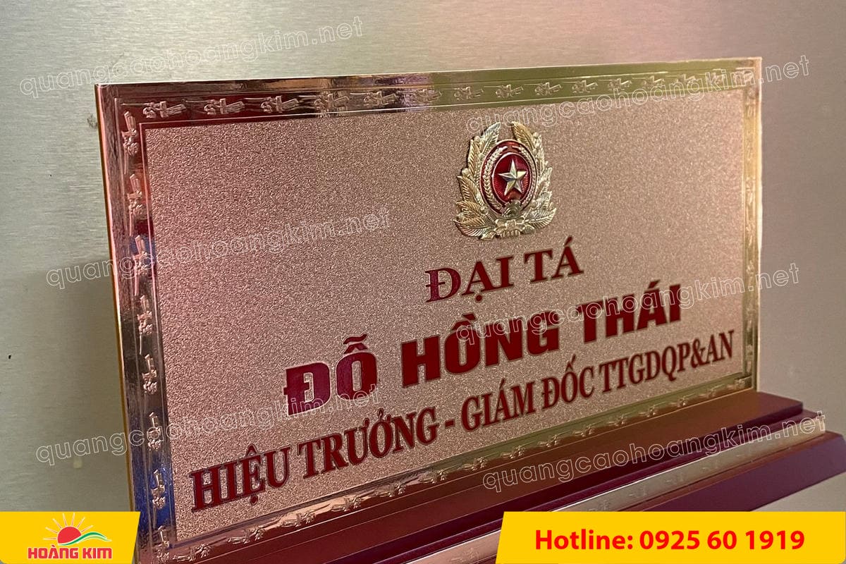 bien chuc danh quan doi mat dong 2mm kt15x30cm de go co ma vang 24k gan logo noi 70 - BIỂN CHỨC DANH QU&Acirc;N ĐỘI, BẢNG T&Ecirc;N ĐỂ B&Agrave;N CỰC ĐẸP