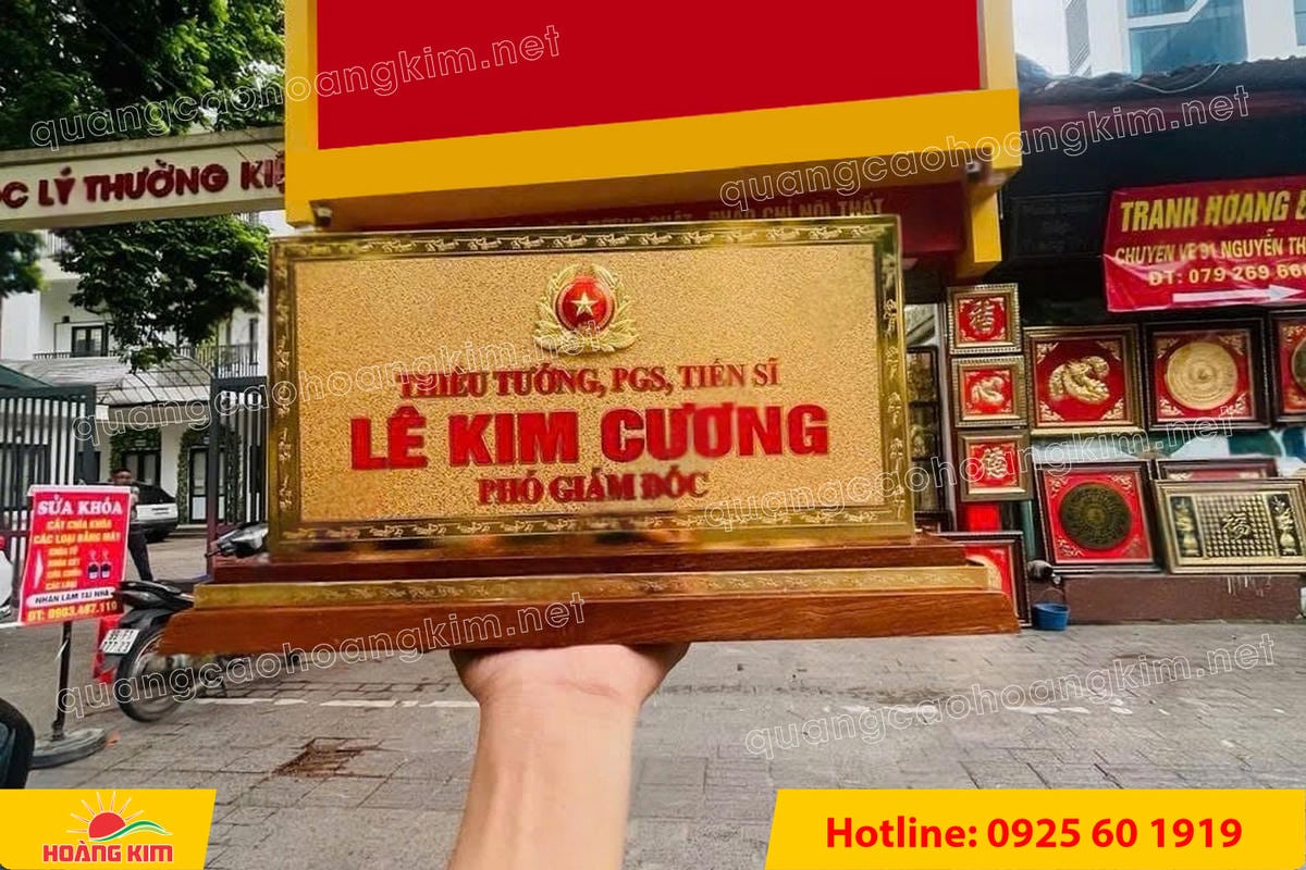 bien chuc danh quan doi mat dong 2mm kt15x30cm de go co ma vang 24k gan logo noi 71 - BIỂN CHỨC DANH QU&Acirc;N ĐỘI, BẢNG T&Ecirc;N ĐỂ B&Agrave;N CỰC ĐẸP