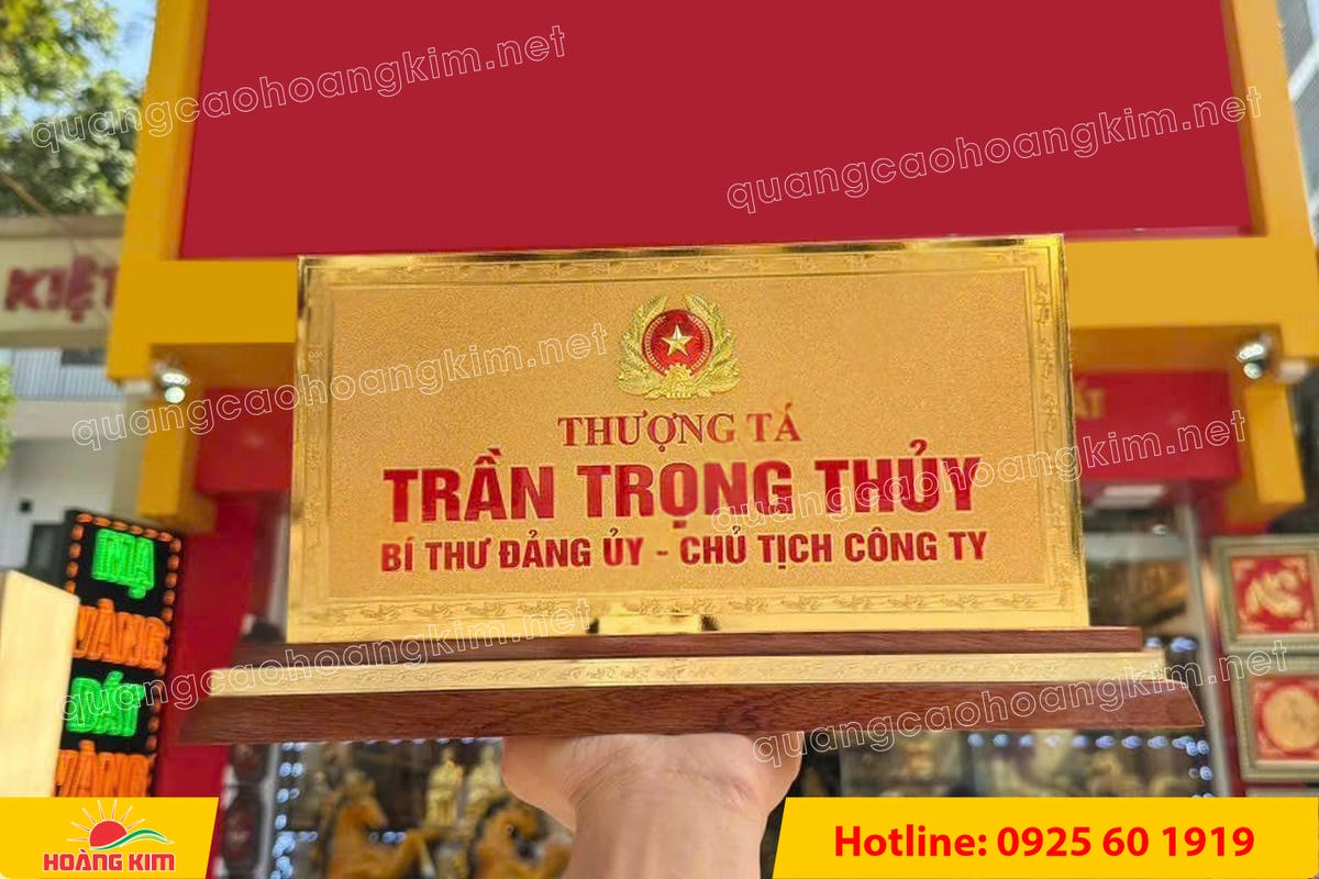bien chuc danh quan doi mat dong 2mm kt15x30cm de go co ma vang 24k gan logo noi 74 - BIỂN CHỨC DANH QU&Acirc;N ĐỘI, BẢNG T&Ecirc;N ĐỂ B&Agrave;N CỰC ĐẸP