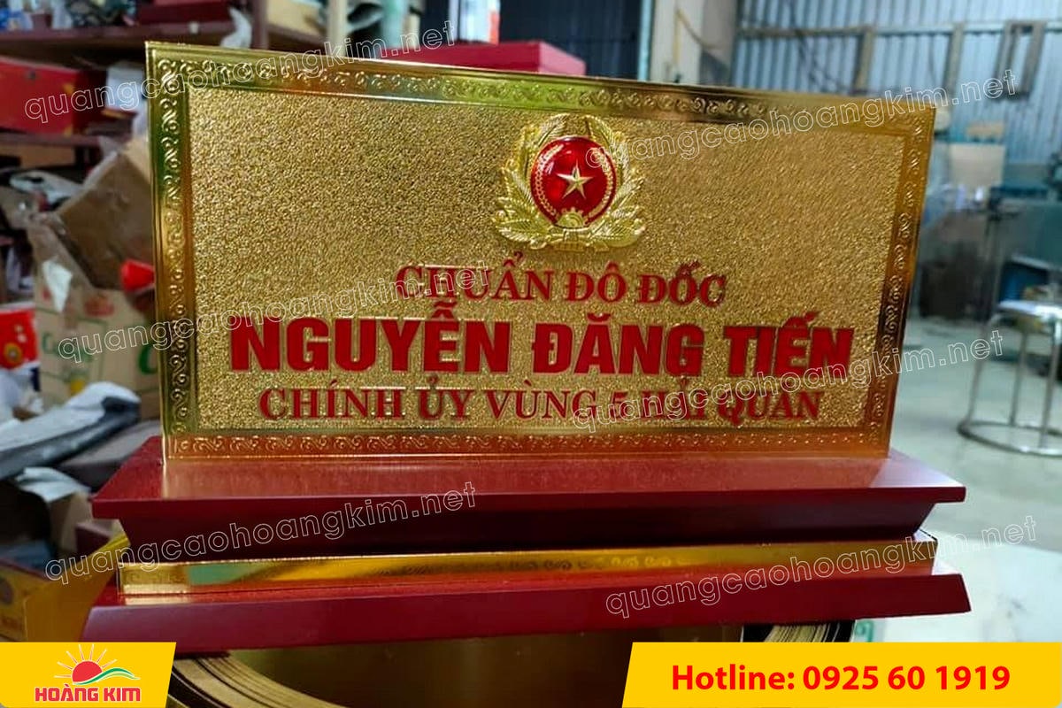 bien chuc danh quan doi mat dong 2mm kt15x30cm de go co ma vang 24k gan logo noi 9 - BIỂN CHỨC DANH QU&Acirc;N ĐỘI, BẢNG T&Ecirc;N ĐỂ B&Agrave;N CỰC ĐẸP