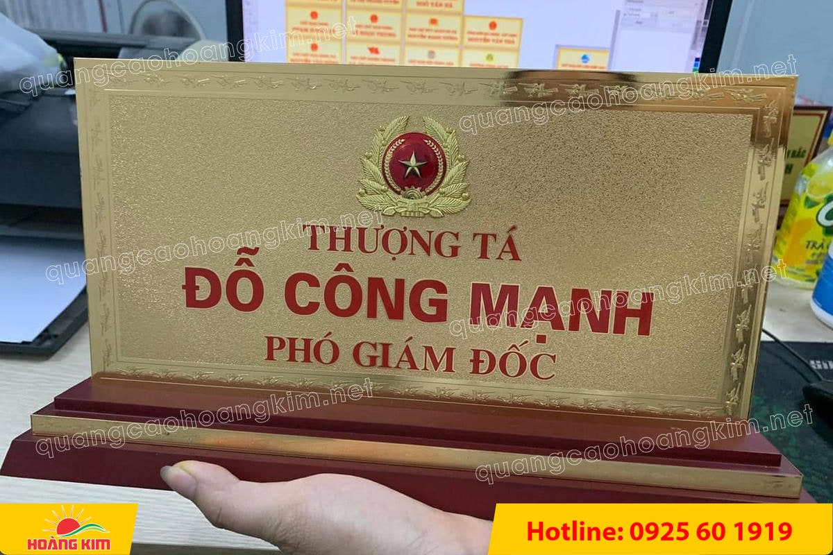 bien chuc danh quan doi mat dong 2mm kt15x30cm de go khong ma vang gan logo noi 12 - BIỂN CHỨC DANH QU&Acirc;N ĐỘI, BẢNG T&Ecirc;N ĐỂ B&Agrave;N CỰC ĐẸP