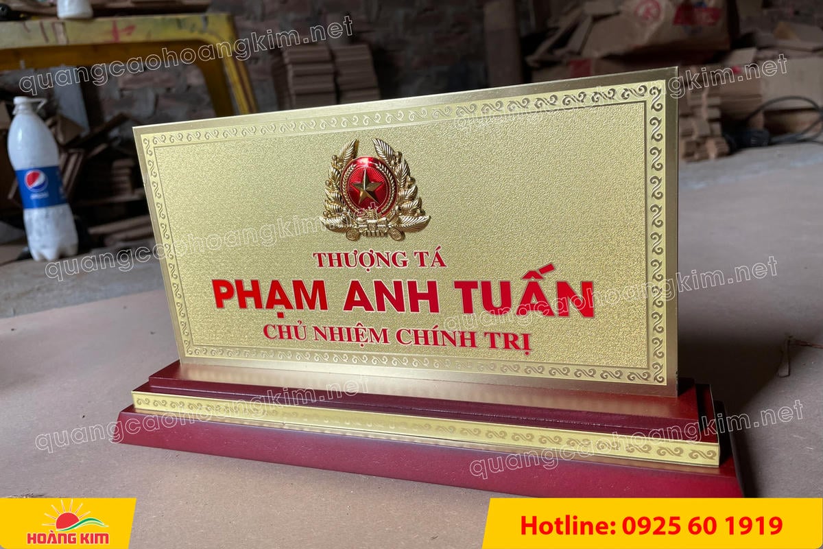 bien chuc danh quan doi mat dong 2mm kt15x30cm de go khong ma vang gan logo noi 15 - BIỂN CHỨC DANH QU&Acirc;N ĐỘI, BẢNG T&Ecirc;N ĐỂ B&Agrave;N CỰC ĐẸP