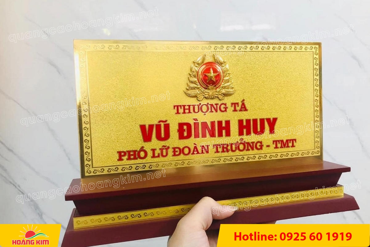 bien chuc danh quan doi mat dong 2mm kt15x30cm de go khong ma vang gan logo noi 16 - BIỂN CHỨC DANH QU&Acirc;N ĐỘI, BẢNG T&Ecirc;N ĐỂ B&Agrave;N CỰC ĐẸP