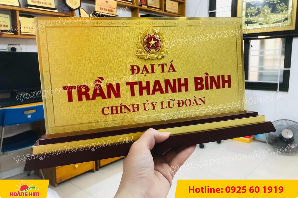 bien chuc danh quan doi mat dong 2mm kt15x30cm de go khong ma vang gan logo noi 19 - BIỂN CHỨC DANH QU&Acirc;N ĐỘI, BẢNG T&Ecirc;N ĐỂ B&Agrave;N CỰC ĐẸP