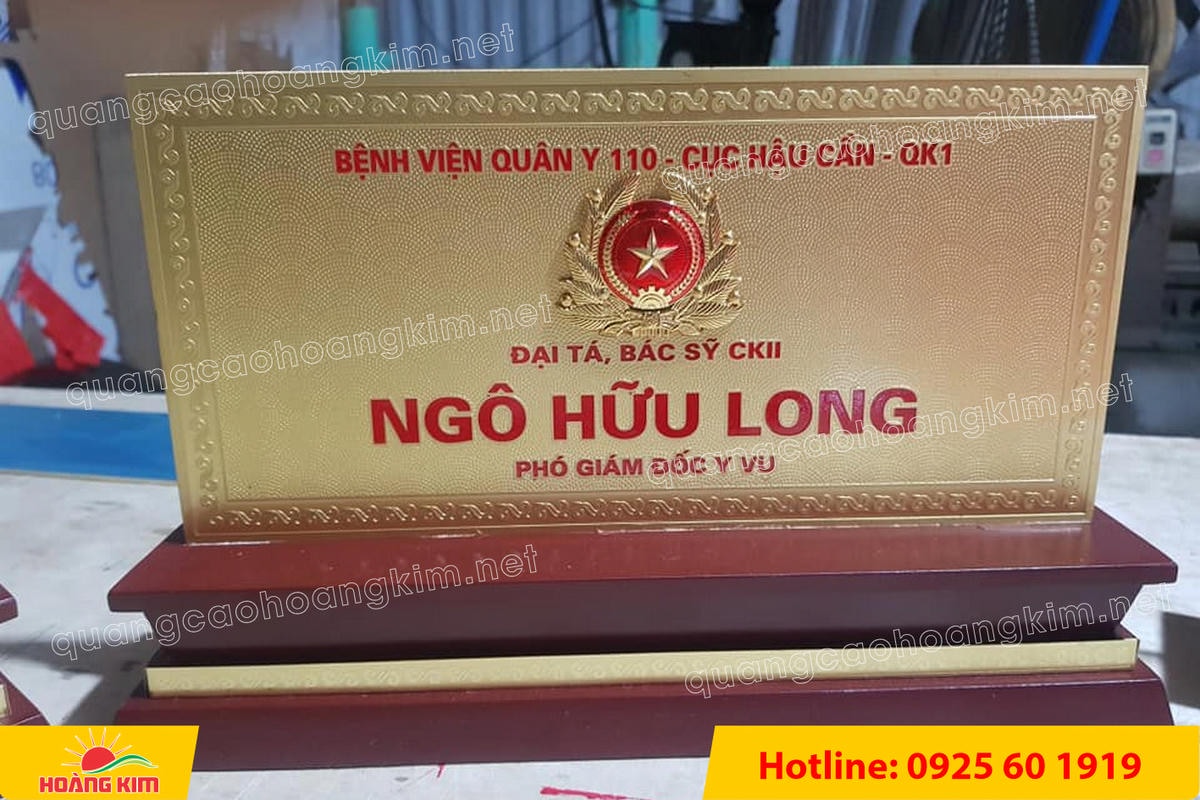 bien chuc danh quan doi mat dong 2mm kt15x30cm de go khong ma vang gan logo noi 2 - BIỂN CHỨC DANH QU&Acirc;N ĐỘI, BẢNG T&Ecirc;N ĐỂ B&Agrave;N CỰC ĐẸP