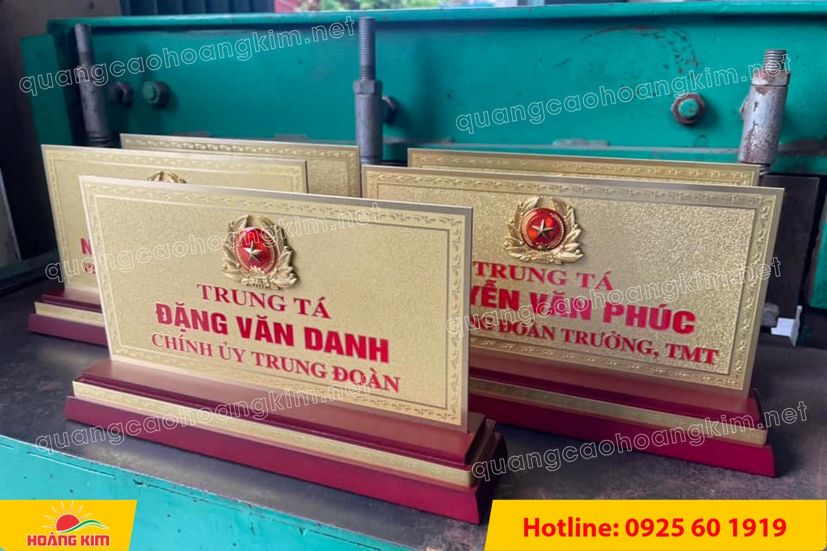 bien chuc danh quan doi mat dong 2mm kt15x30cm de go khong ma vang gan logo noi 21 - BIỂN CHỨC DANH QU&Acirc;N ĐỘI, BẢNG T&Ecirc;N ĐỂ B&Agrave;N CỰC ĐẸP