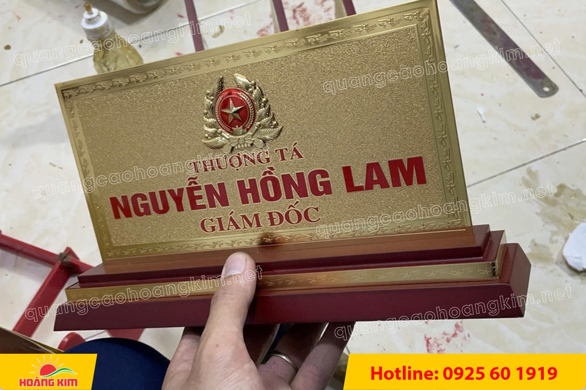 bien chuc danh quan doi mat dong 2mm kt15x30cm de go khong ma vang gan logo noi 8 - BIỂN CHỨC DANH QU&Acirc;N ĐỘI, BẢNG T&Ecirc;N ĐỂ B&Agrave;N CỰC ĐẸP