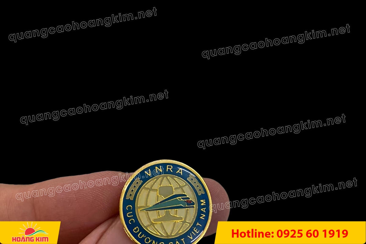 huy hieu cai ao ma vang 24k do mau logo 111 - HUY HIỆU C&Agrave;I &Aacute;O MẠ V&Agrave;NG 24K ĐỔ M&Agrave;U LOGO SANG TRỌNG