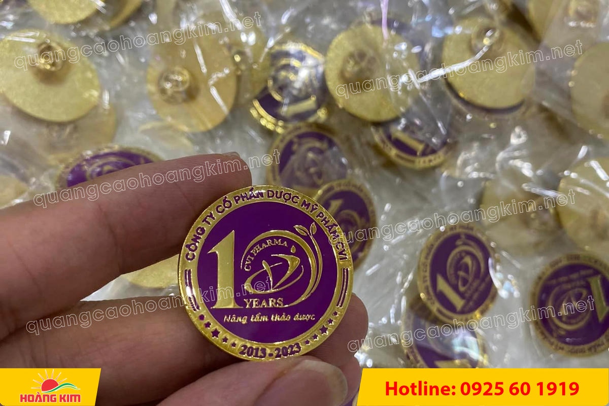 huy hieu cai ao ma vang 24k do mau logo 122 - HUY HIỆU C&Agrave;I &Aacute;O MẠ V&Agrave;NG 24K ĐỔ M&Agrave;U LOGO SANG TRỌNG