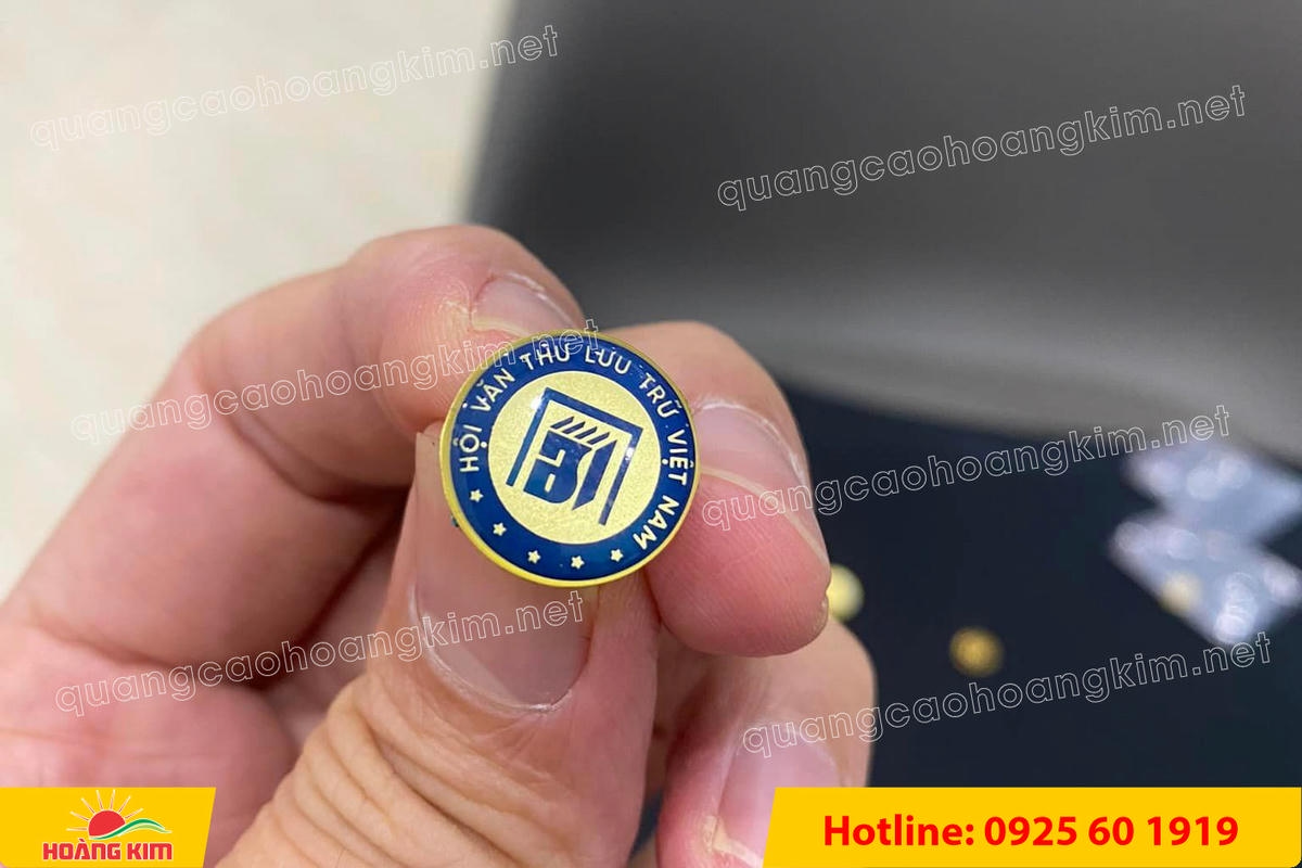 huy hieu cai ao ma vang 24k do mau logo 137 - HUY HIỆU C&Agrave;I &Aacute;O MẠ V&Agrave;NG 24K ĐỔ M&Agrave;U LOGO SANG TRỌNG