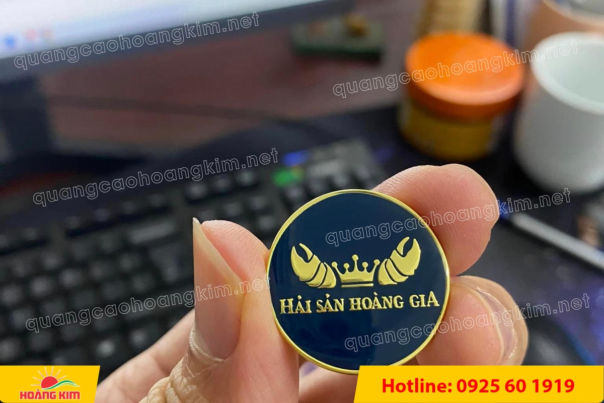 huy hieu cai ao ma vang 24k do mau logo 139 - HUY HIỆU C&Agrave;I &Aacute;O MẠ V&Agrave;NG 24K ĐỔ M&Agrave;U LOGO SANG TRỌNG