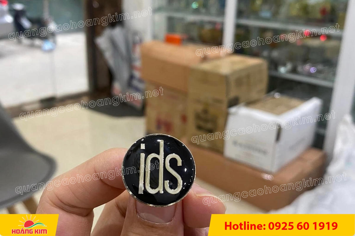 huy hieu cai ao ma vang 24k do mau logo 140 - HUY HIỆU C&Agrave;I &Aacute;O MẠ V&Agrave;NG 24K ĐỔ M&Agrave;U LOGO SANG TRỌNG