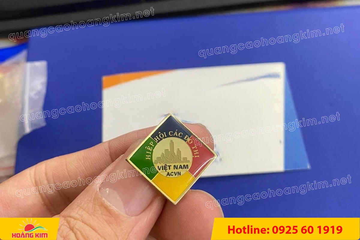 huy hieu cai ao ma vang 24k do mau logo 143 - HUY HIỆU C&Agrave;I &Aacute;O MẠ V&Agrave;NG 24K ĐỔ M&Agrave;U LOGO SANG TRỌNG