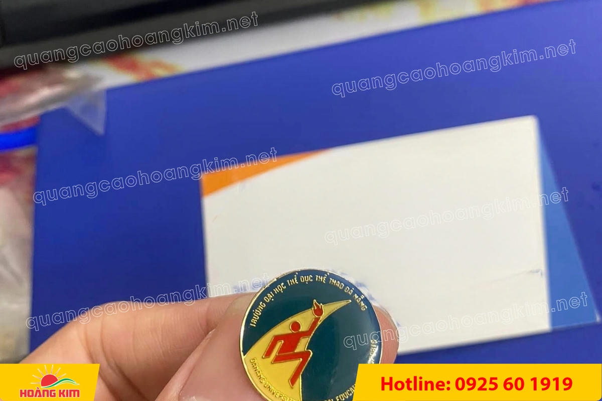 huy hieu cai ao ma vang 24k do mau logo 147 - HUY HIỆU C&Agrave;I &Aacute;O MẠ V&Agrave;NG 24K ĐỔ M&Agrave;U LOGO SANG TRỌNG