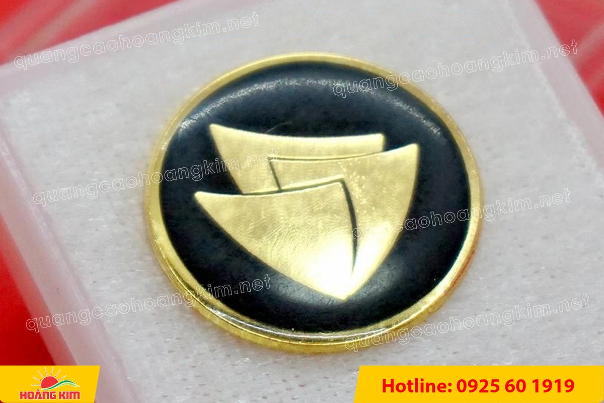 huy hieu cai ao ma vang 24k do mau logo 164 - HUY HIỆU C&Agrave;I &Aacute;O MẠ V&Agrave;NG 24K ĐỔ M&Agrave;U LOGO SANG TRỌNG