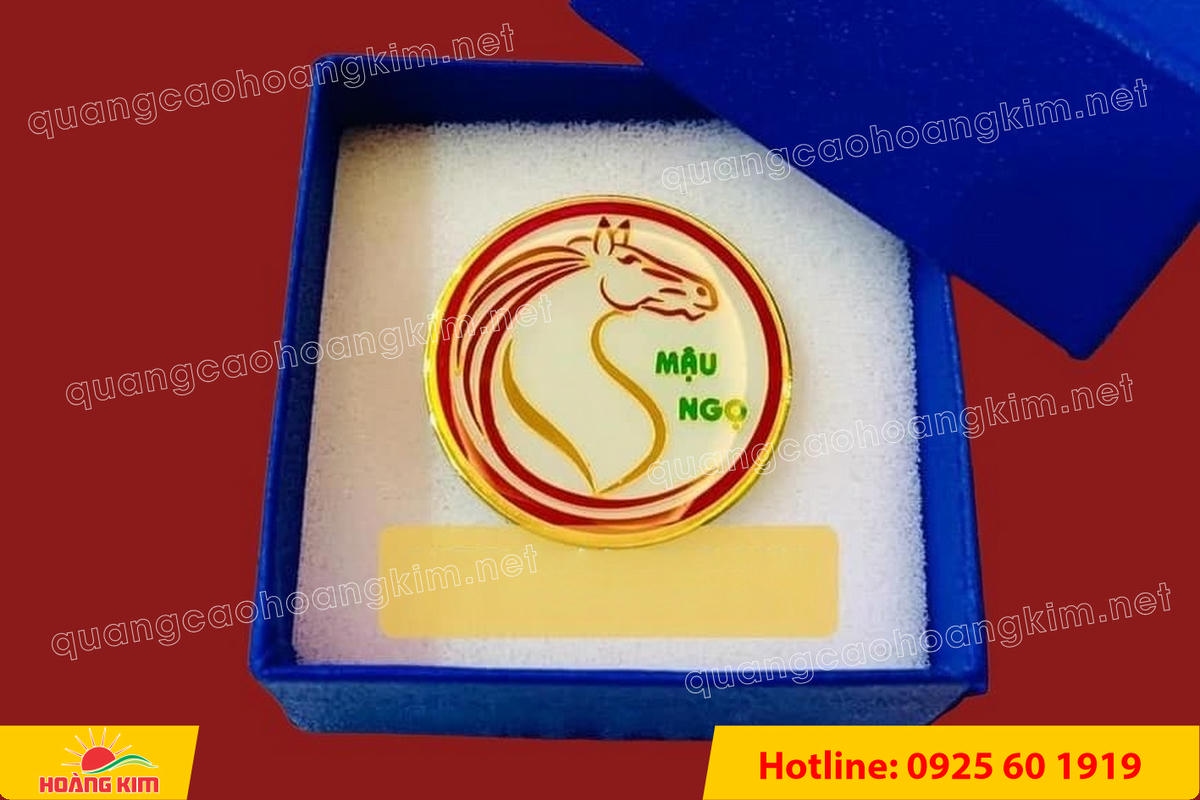 huy hieu cai ao ma vang 24k do mau logo 79 - HUY HIỆU C&Agrave;I &Aacute;O MẠ V&Agrave;NG 24K ĐỔ M&Agrave;U LOGO SANG TRỌNG