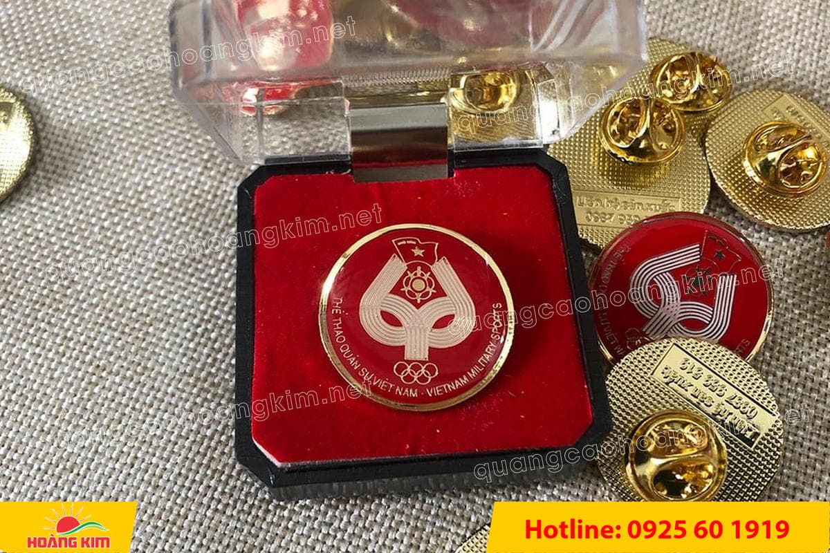 huy hieu cai ao ma vang 24k do mau logo 89 - HUY HIỆU C&Agrave;I &Aacute;O MẠ V&Agrave;NG 24K ĐỔ M&Agrave;U LOGO SANG TRỌNG