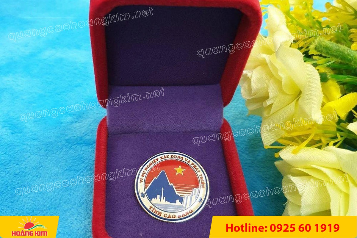 huy hieu dong an mon ma bac cai ao 26 - HUY HIỆU ĐỒNG ĂN M&Ograve;N MẠ BẠC &ndash; THIẾT KẾ THEO LOGO DOANH NGHIỆP