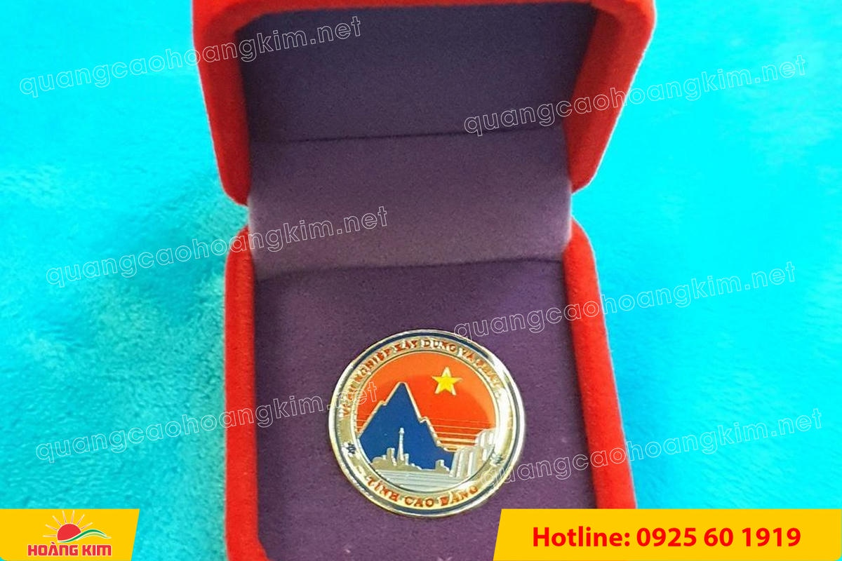 huy hieu dong an mon ma bac cai ao 28 - HUY HIỆU ĐỒNG ĂN M&Ograve;N MẠ BẠC &ndash; THIẾT KẾ THEO LOGO DOANH NGHIỆP