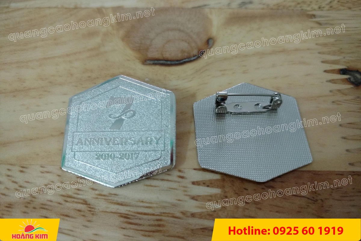 huy hieu dong an mon ma bac cai ao 3 - HUY HIỆU ĐỒNG ĂN M&Ograve;N MẠ BẠC &ndash; THIẾT KẾ THEO LOGO DOANH NGHIỆP