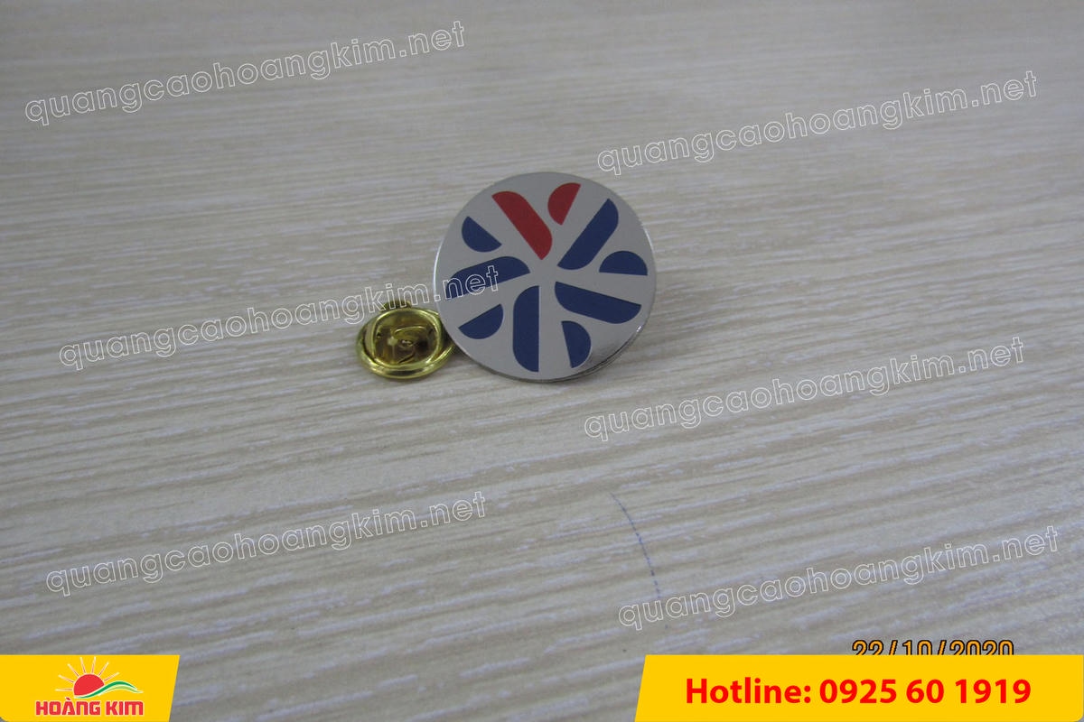 huy hieu dong an mon ma bac cai ao 32 - HUY HIỆU ĐỒNG ĂN M&Ograve;N MẠ BẠC &ndash; THIẾT KẾ THEO LOGO DOANH NGHIỆP