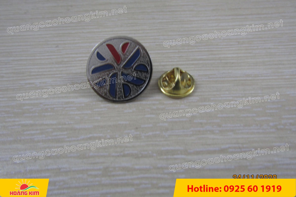 huy hieu dong an mon ma bac cai ao 34 - HUY HIỆU ĐỒNG ĂN M&Ograve;N MẠ BẠC &ndash; THIẾT KẾ THEO LOGO DOANH NGHIỆP