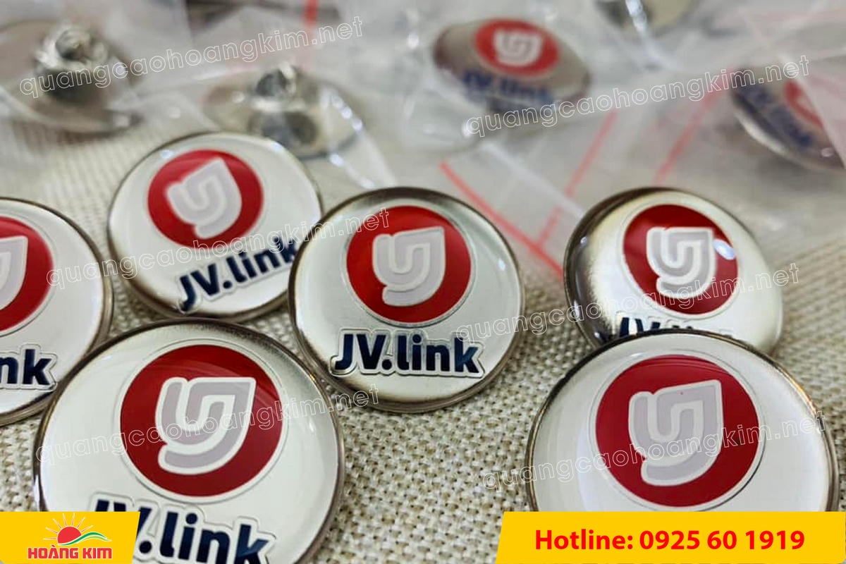 huy hieu dong an mon ma bac cai ao 61 - HUY HIỆU ĐỒNG ĂN M&Ograve;N MẠ BẠC &ndash; THIẾT KẾ THEO LOGO DOANH NGHIỆP