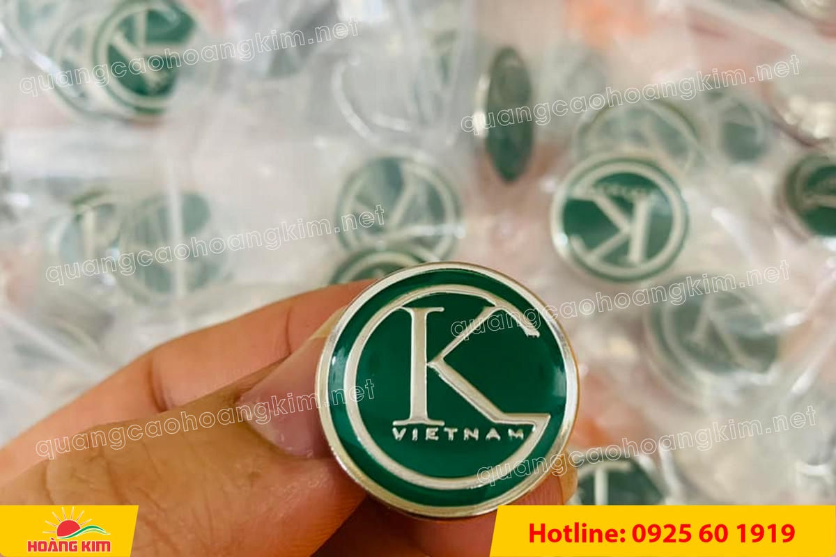 huy hieu dong an mon ma bac cai ao 62 - HUY HIỆU ĐỒNG ĂN M&Ograve;N MẠ BẠC &ndash; THIẾT KẾ THEO LOGO DOANH NGHIỆP