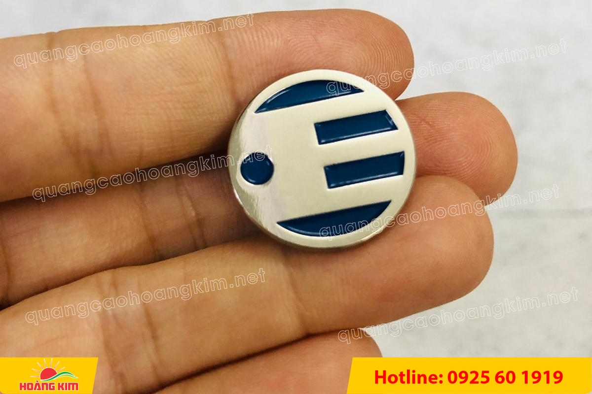 huy hieu dong an mon ma bac cai ao 67 - HUY HIỆU ĐỒNG ĂN M&Ograve;N MẠ BẠC &ndash; THIẾT KẾ THEO LOGO DOANH NGHIỆP